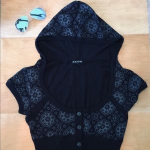 Black crop top with gray design.